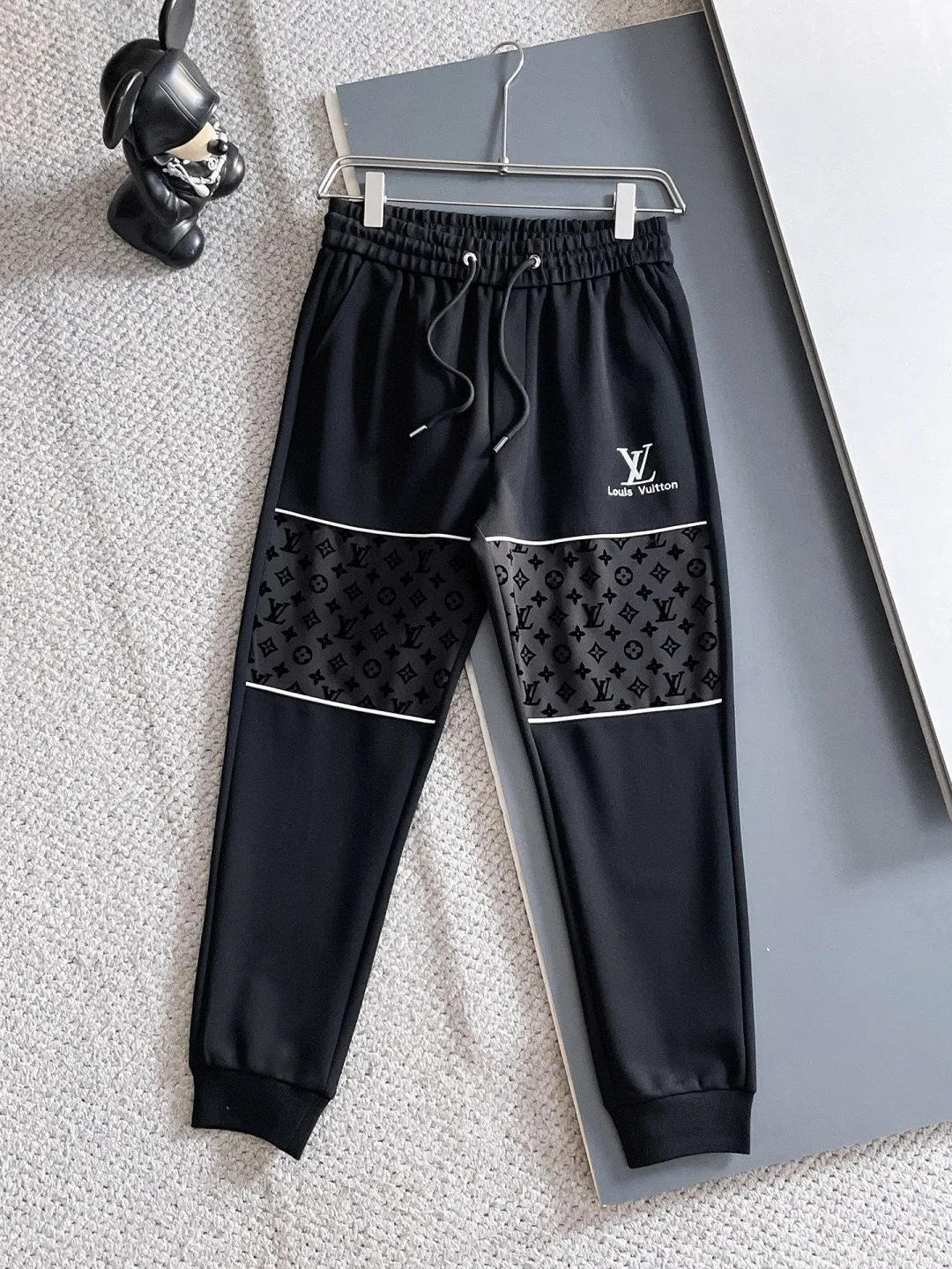 🅿️720 LV hot-selling suit is coming. Focus on the original version of the official website. 2025 new hot-selling cardigan suit. The original order is the best. 🇭🇰The meticulous work of top designers. It has a fitting and perfect upper body effect. All-natural high-quality Tencel Roman cotton 100%, close-fitting comfort, noble and elegant! Original hardware embodies elegance and nobility! Counter size: M-3XL (maximum wear up to 190 pounds)
